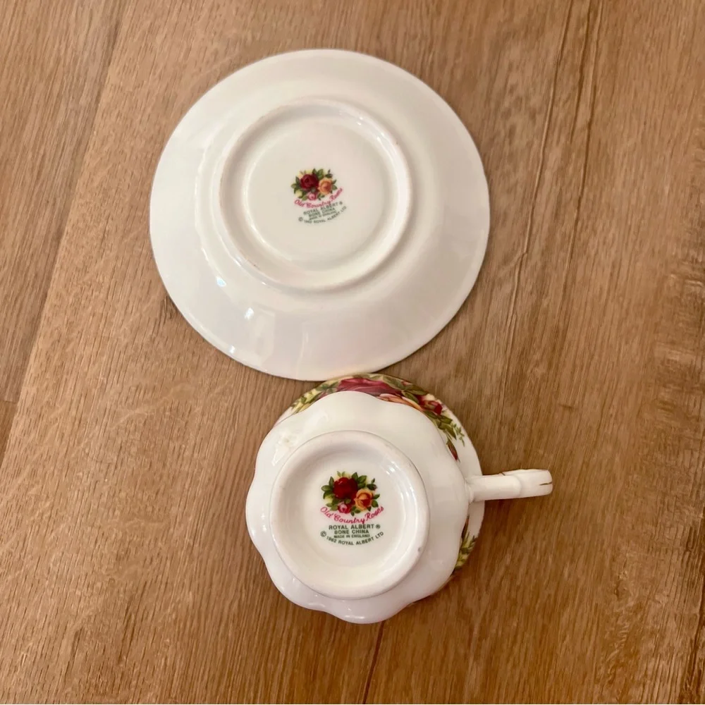Royal Albert Old Country Roses‎ England Teacup Cup and Saucer Set Bone China